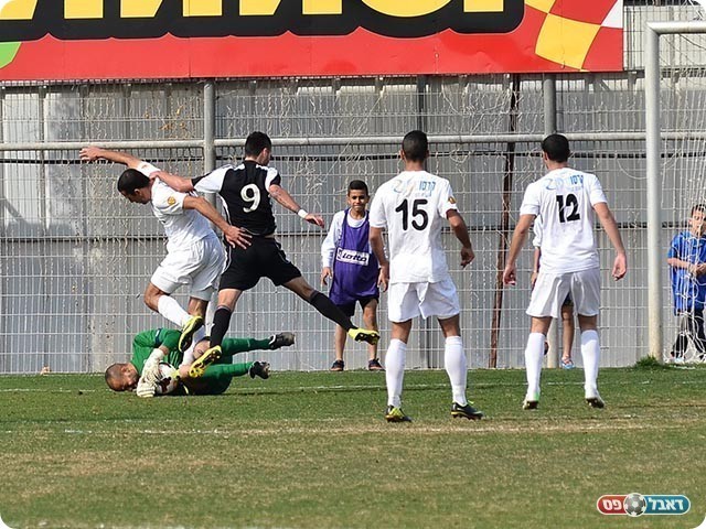 שורצבוים מונע מדדו להגיע אל הכדור (צילום: ארנון לוי)