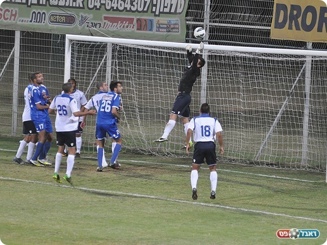 בן רהב מציל כדור מסוכן (צילום: קובי פורטל)