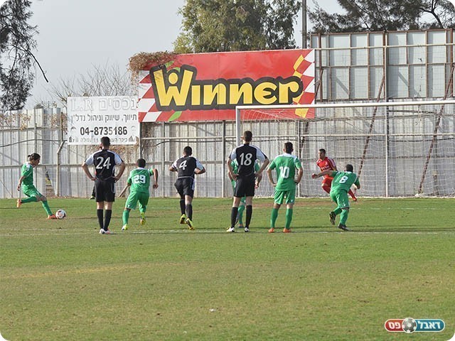 הרוניאן הודף את הפנדל של בניש (צילום: קובי פורטל)
