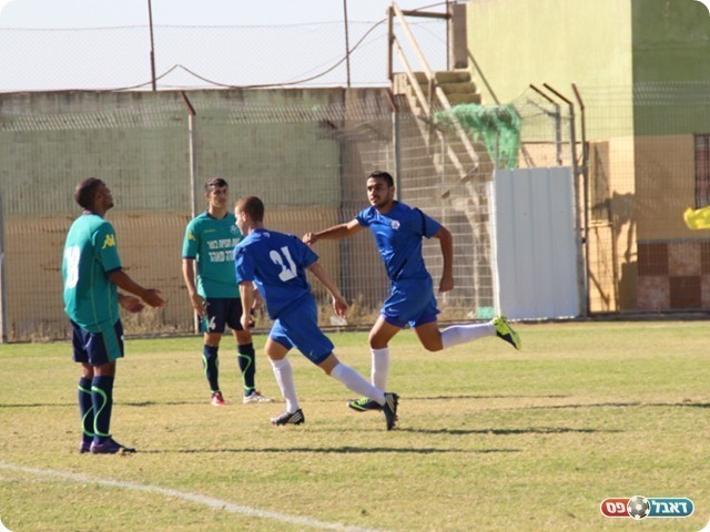 מנצל זאת וחוגג את שער הבכורה במדי בית-שאן (צילום: עודד חסין)