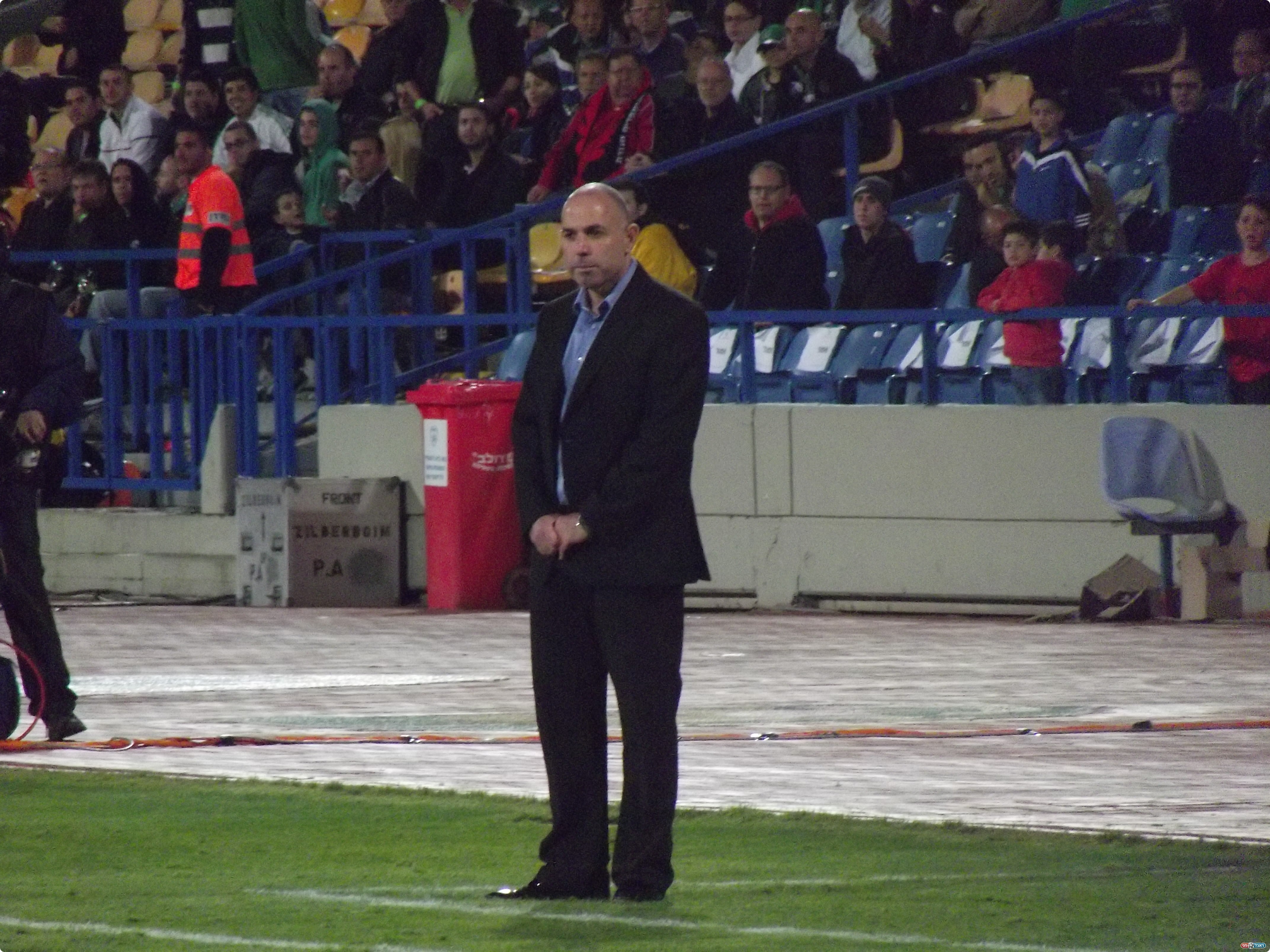 ינסה למנוע את כדור השלג. אייל לחמן