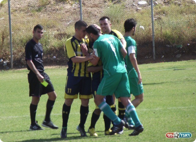 כמו בדרבי. התקרית בין נתן לעזרא (צילום: אלירן ברנשטיין)