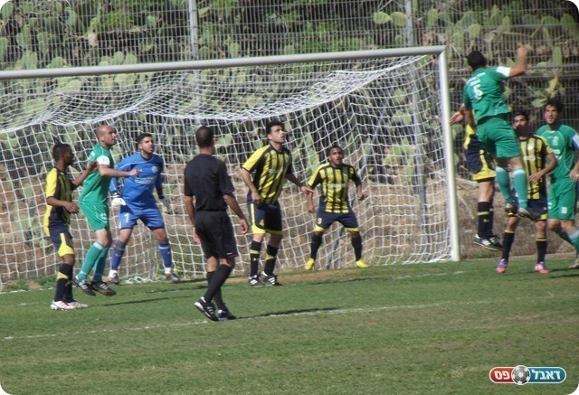 שחקני נחלת היו משוחררים. עוד התקפה (צילום: אלירן ברנשטיין)