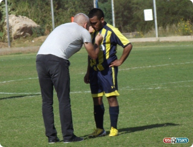 נחלת שלטה. בכר מסביר לקריטי איך לשחק (צילום: אלירן ברשנטיין)