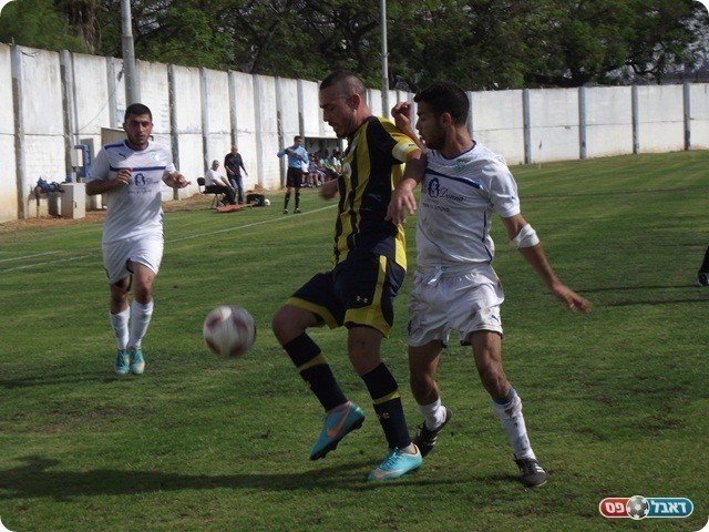 הזדמנות טובה לפני המחצית. ביטון נשמר ע"י דניאל (צילום: אלירן ברנשטיין)