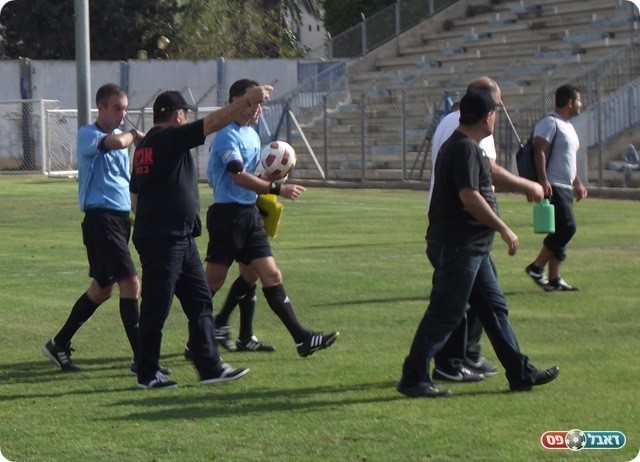 טענות על השיפוט. שלמה מוחה בפני שמואליביץ' (צילום: אלירן ברנשטיין)