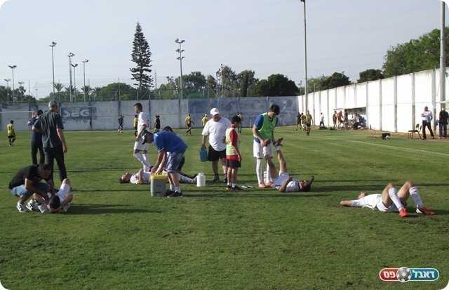 "אין להם כוח לזוז". שחקני חולון מתכוננים להארכה (צילום: אלירן ברנטיין)