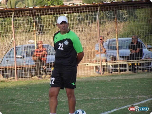 מאמן שוערים ושופט. גניש (צילום: אלירן ברנשטיין)