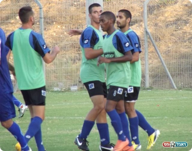 המשחק נפתח. שחקני נס ציונה חוגגים (צילום: אלירן ברנשטיין)