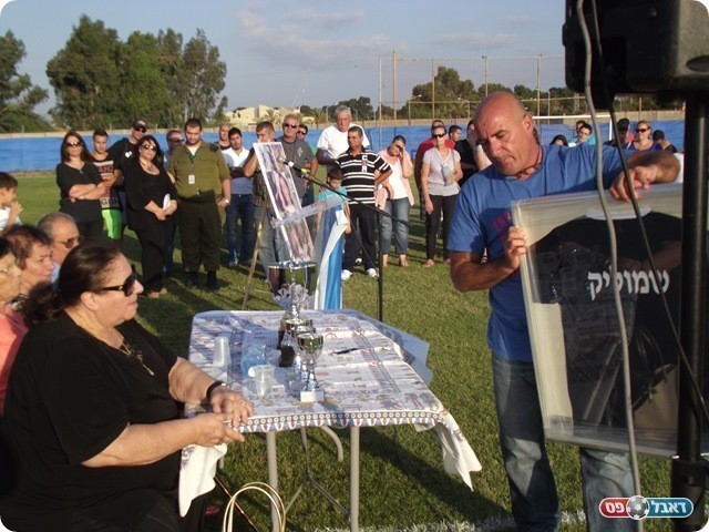 חמו מעניק את החולצה הממוסגרת לאמו של סלומון ז"ל