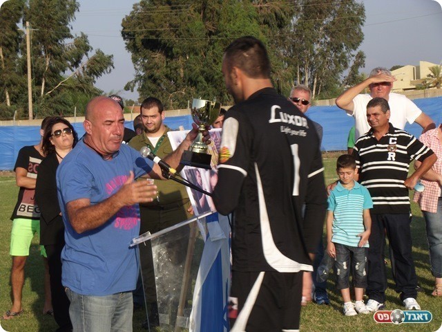 מעתה זו תהיה מסורת. חמו מעניק גביע לאבי איבגי (צילום: אלירן ברנשטיין)