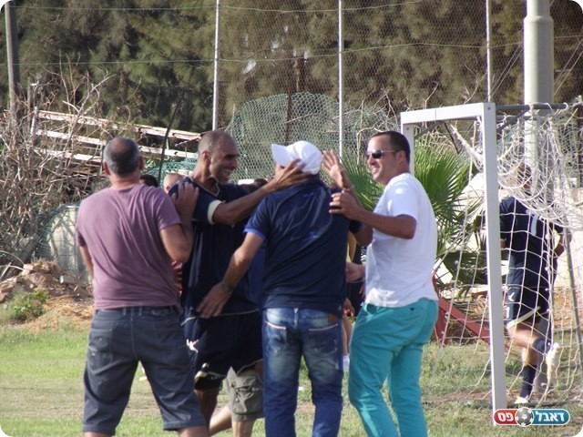 שי גבאי רץ לחגוג עם הספסל