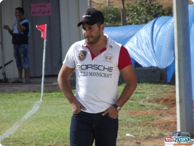 "עוברים ימים בלתי אפשריים", מאמן קרית מלאכי, אוהד בוזגלו