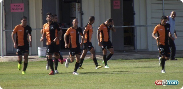 שחקני קרית מלאכי חוגגים את השער