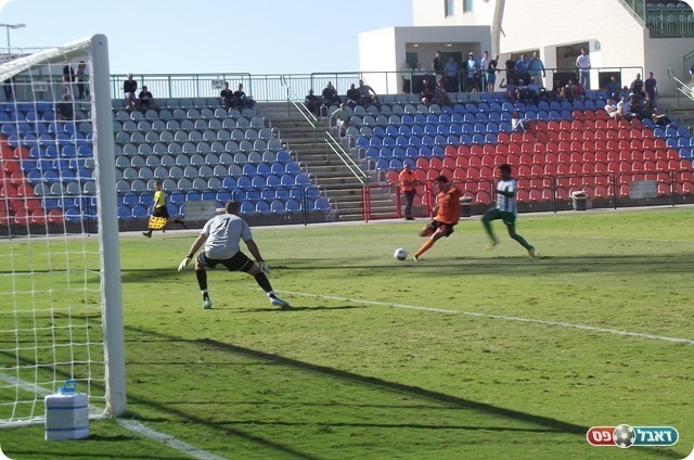 דורון בועט לקורה