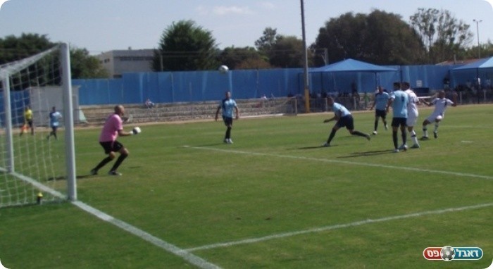 עזרא בועט מעל השער