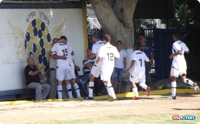 משען כובש ורץ לחגוג עם הבוס