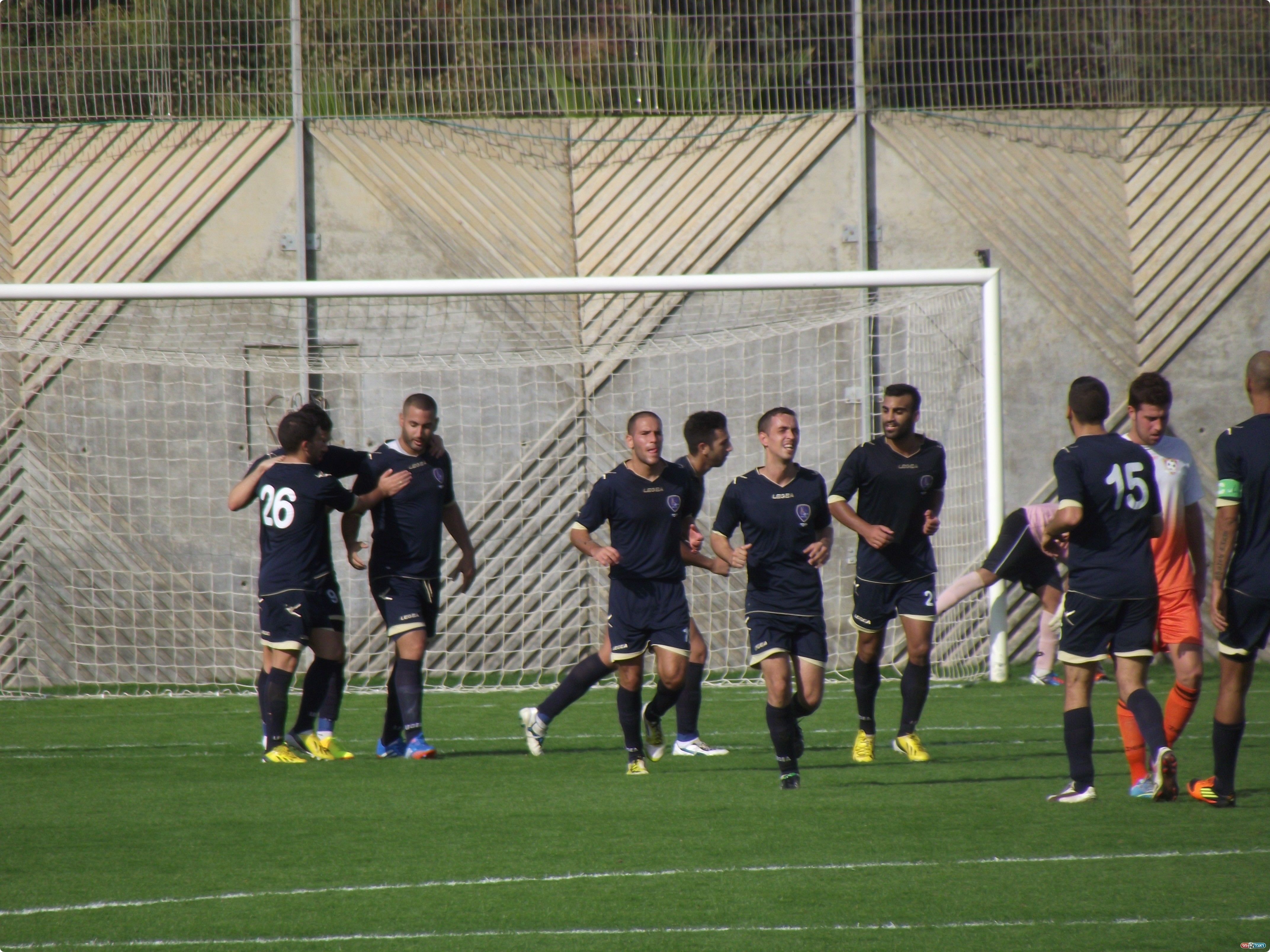 אלירן מגול כובש וחוגג עם החברים