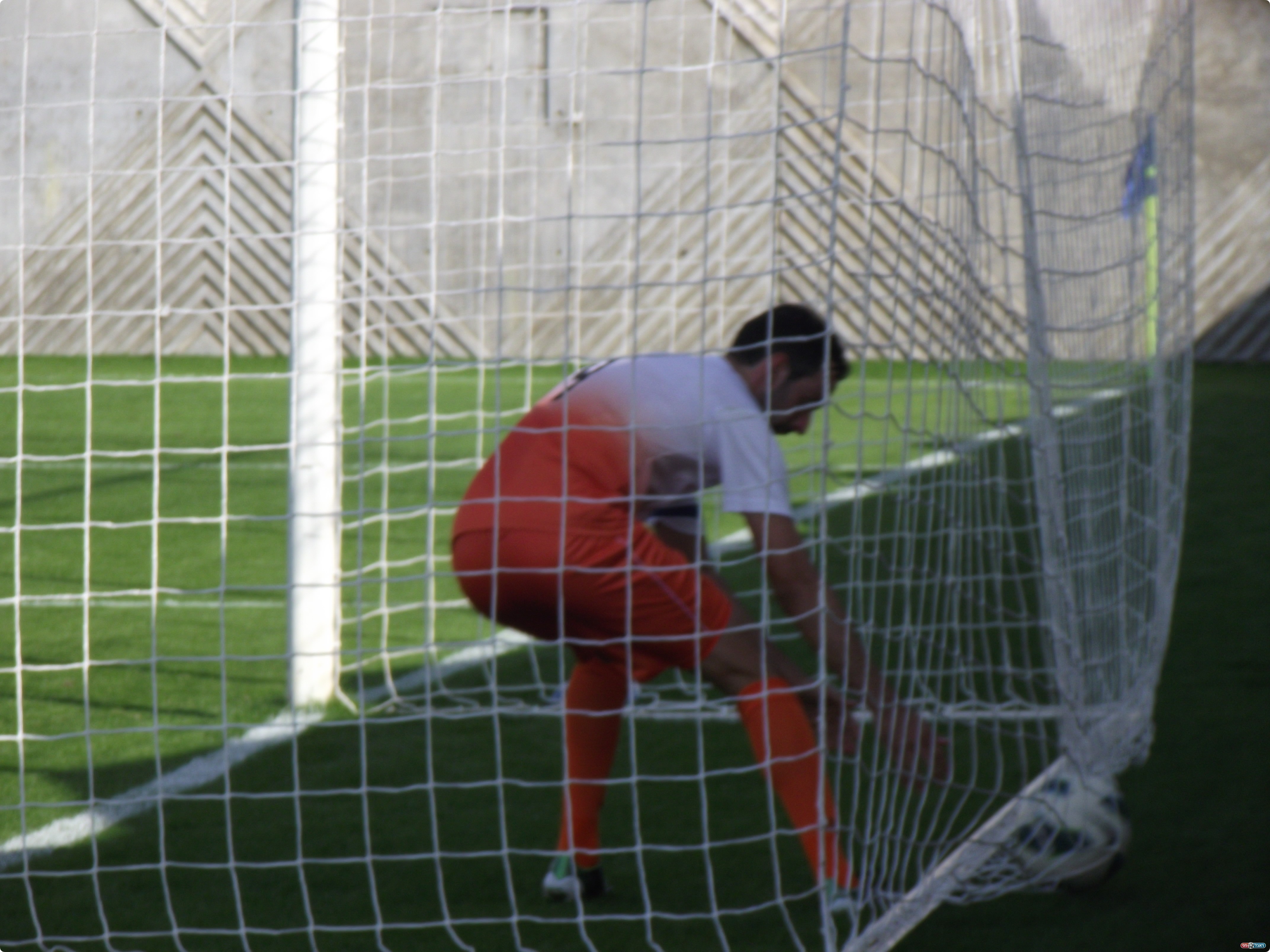 אסייג מצמק ולוקח את הכדור לנק' האמצע