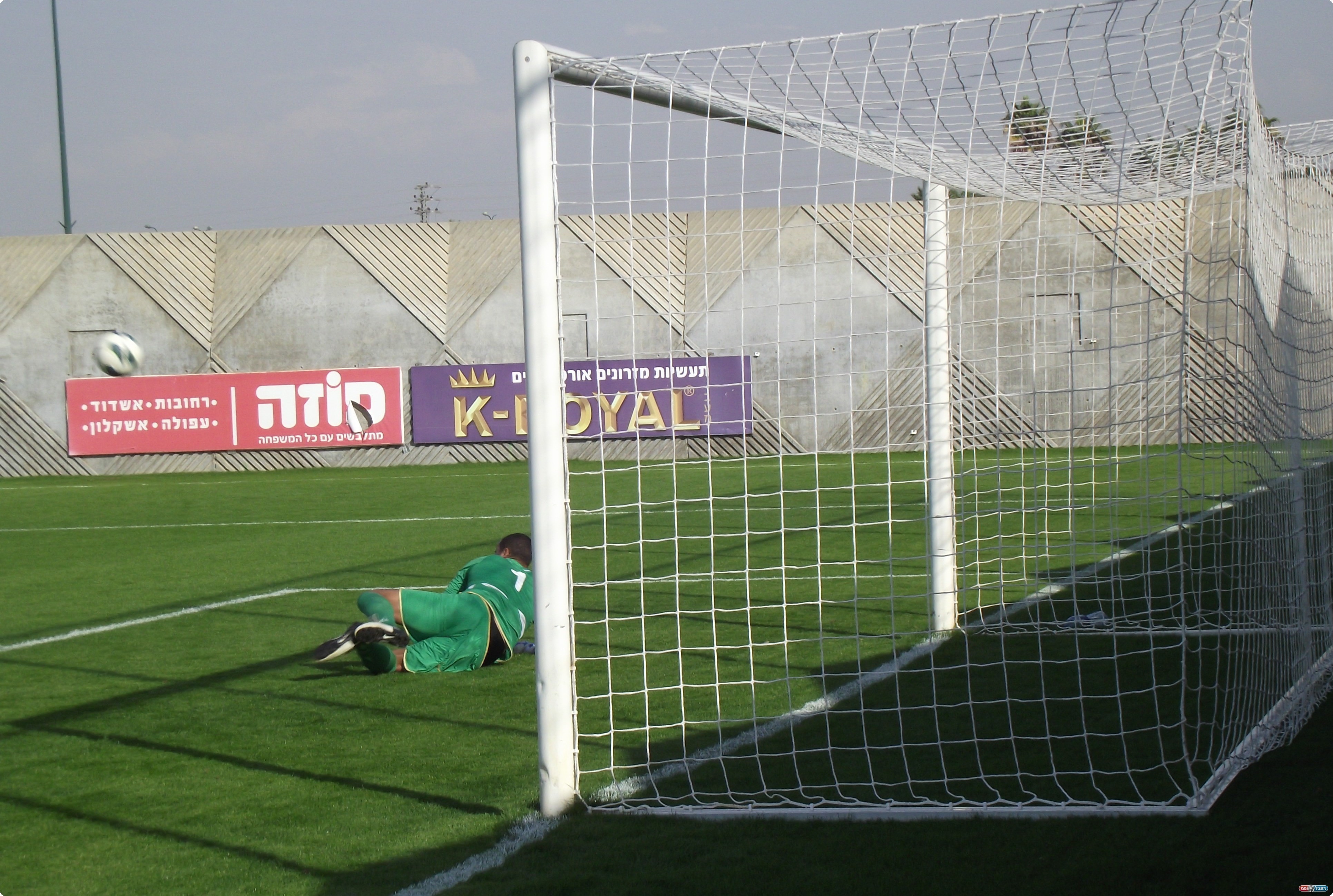 אוחיון הודף את כדור העונשין של אונגר