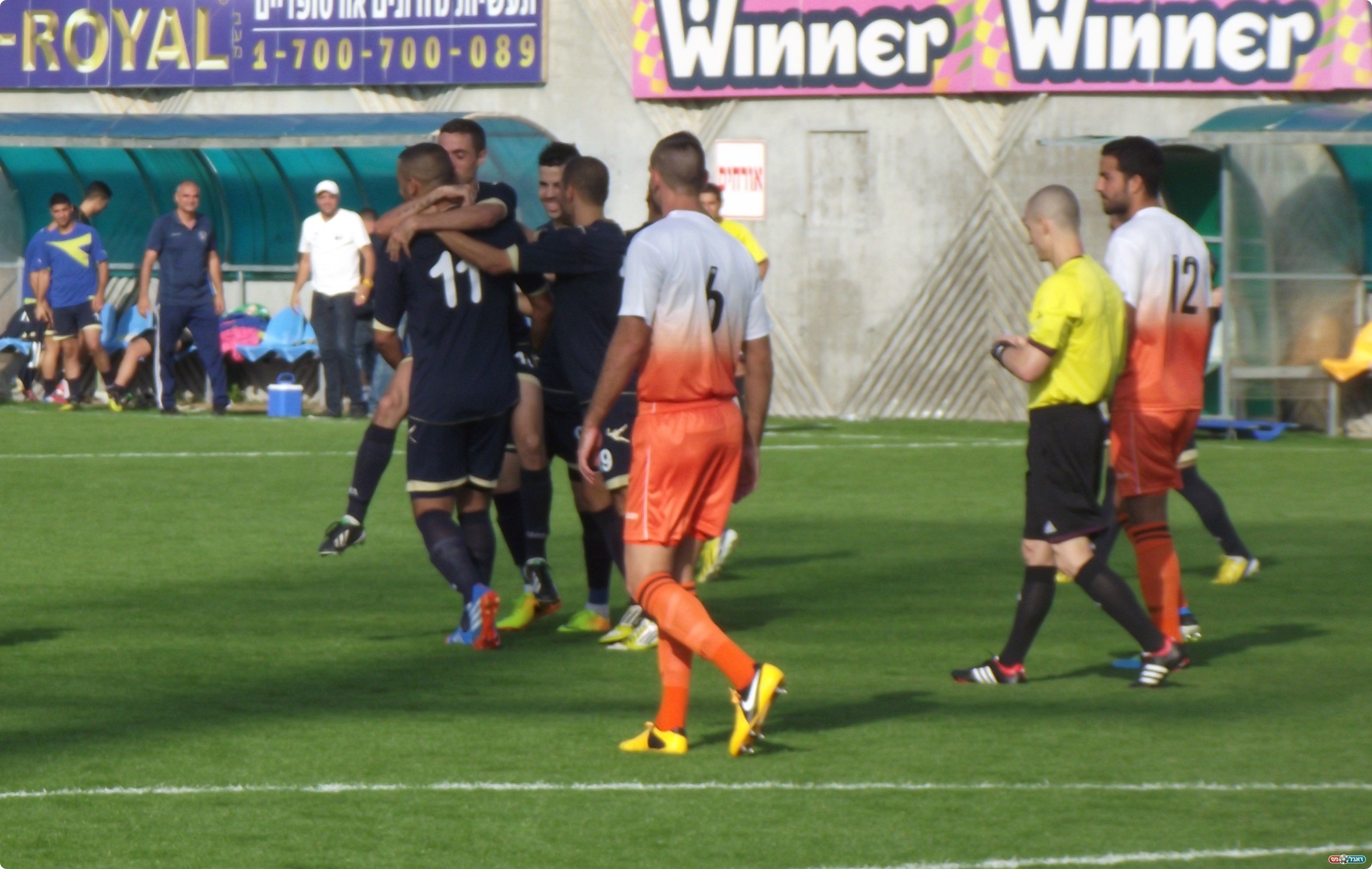 בן סולומון חוגג את הצמד עם החברים