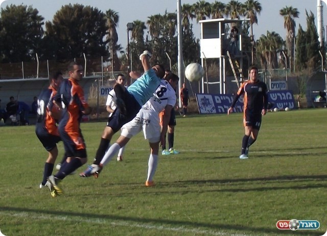 שערי מפספס את הכדור