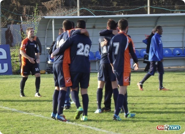 שחקני נס ציונה חוגגים בסיום