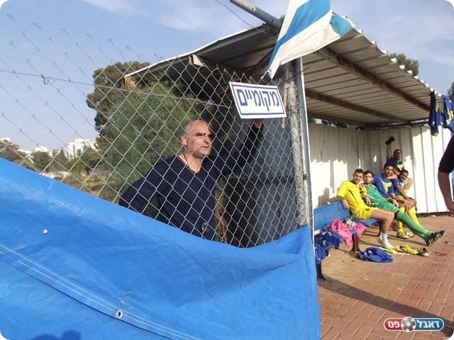 מאמן באר יעקב, מאיר הרון, מאחורי הספסל לאחר שהורחק