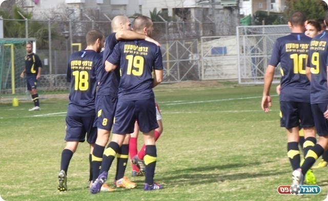 שער מוקדם. משה משען כובש וחוגג