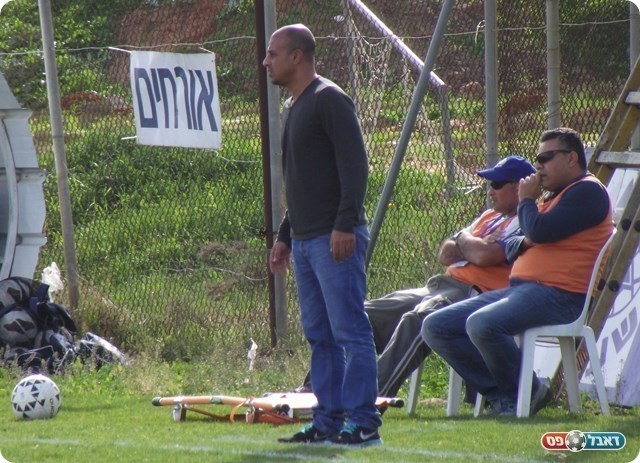 עוד לא רואים טביעת אצבע. מאמן שעריים, מני שחר