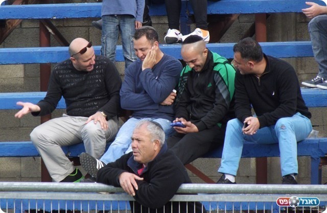 נראה מרוצה. בנודיס עם זוזוט ביציע