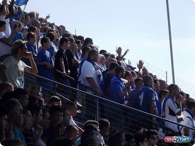 כ-700 הגיעו. אוהדי שעריים (צילום: אייל אורן)