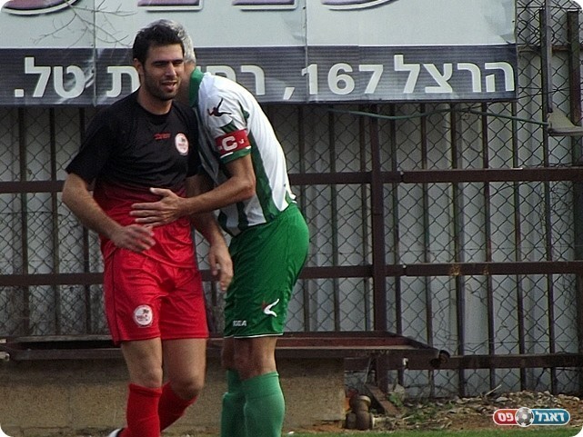 לוטשים עיניים לפלייאוף העליון. מגאמדוב מעודד את פדידה (צילום: אייל אורן)