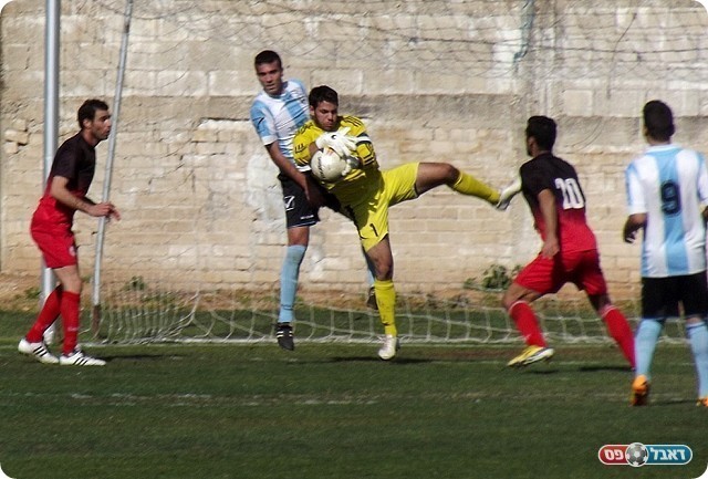 בעיטה ראשונה של מרמורק למסגרת. אנגלשטיין (צילום: אייל אורן)