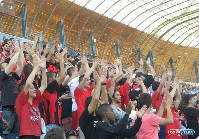 בורחים מהתחתית. אוהדי קטמון (צילום: עוז מלכה)