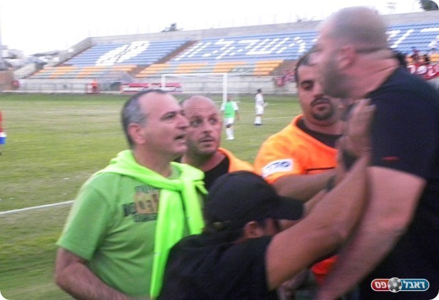 תקרית מכוערת בסיום. האוהד וספיר מתעמתים (צילום: עוז מלכה)