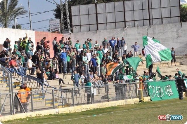 אווירה יוצאת מן הכלל. אוהדי כפ"ס (צילום: חאדר אניס)