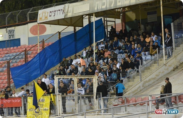 ראו פתיחה חזקה של האורחים. אוהדי קריית גת (צילום: ולדי מויסייב)