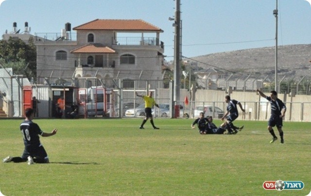 האוהדים לא הספיקו להתרווח. שחקני גאנם חוגגים (צילום: מוחמד חאדר אניס)