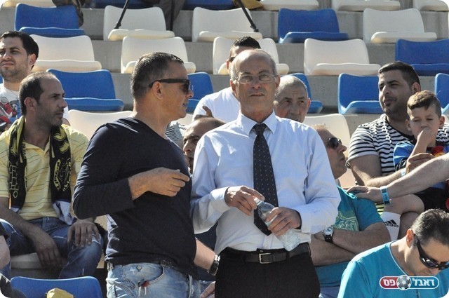 יגיע למשחק. בינמו (מימין. חאדר אניס)