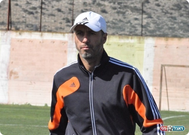 מאמן ושחקנים מחוייבים. חלאיילה (חאשר אניס)