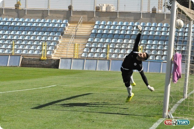 אוהד דוד מנסה להדוף (צילום: מוחמד חאדר אניס)