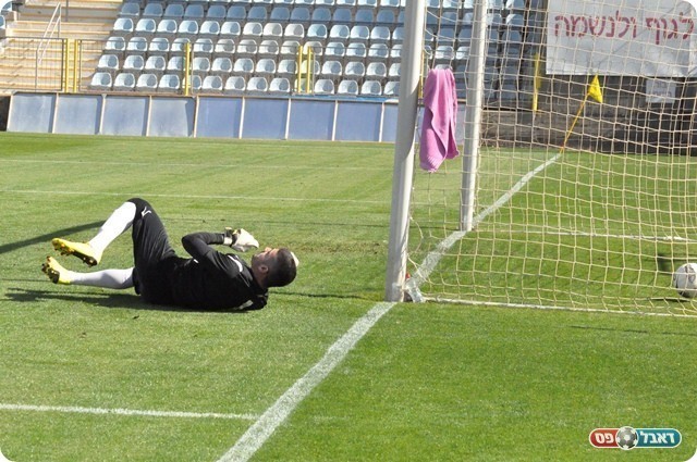 אך הכדור ברשת (צילום: מוחמד חאדר אניס)