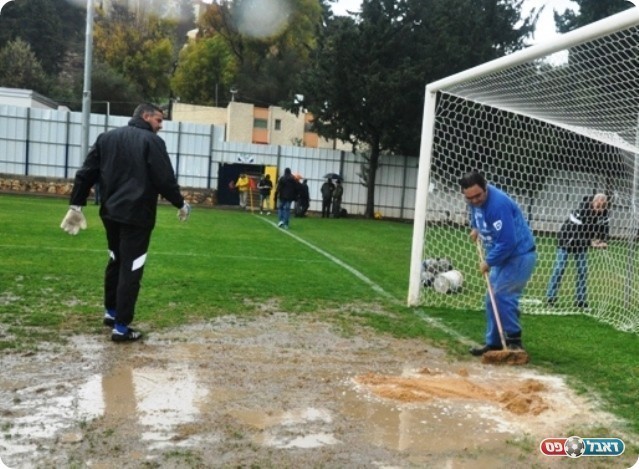 מכשירים את המגרש למשחק (צילום: אחמד עוויסאת)