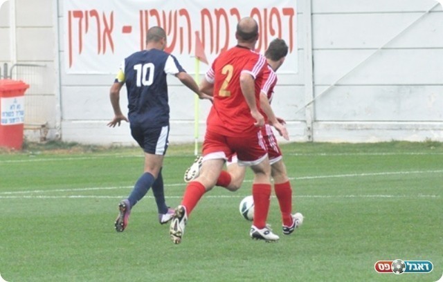 כדורים ארוכים. סינדיאני בדרך לשער (צילום: מוחמד חאדר אניס)