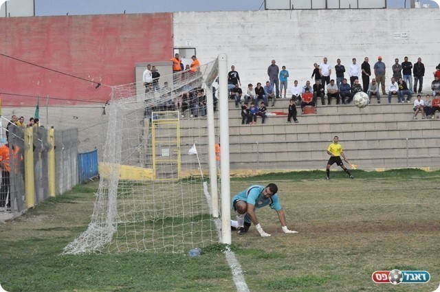 כנראה החליק. בן כליפא נכנע שוב (צילום: מוחמד חאדר אניס)