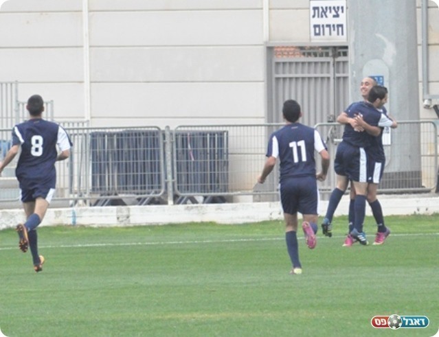 וחוגג עם החברים (צילום: מוחמד חאדר אניס)