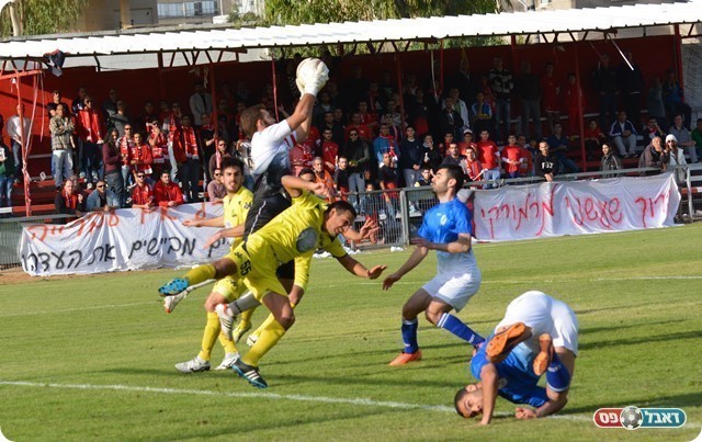 "שחרר" את מביאי הכדורים. גלברט מעל עומרי כהן (צילום: ולדי מויסייב)