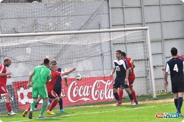 והכדור של מזרחי ברשת (צילום: מוחמד חאדר אניס)