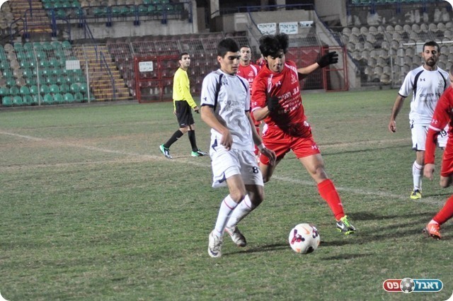 המקומיים פתחו טוב יותר. מוחמד ג'ברין גובר על דיאב (צילום: חאדר אניס)